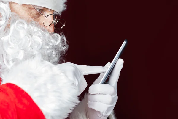 Santa Claus usando un teléfono móvil en Navidad — Foto de Stock