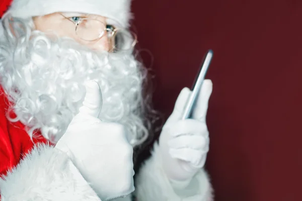 Santa Claus usando un teléfono móvil en Navidad — Foto de Stock
