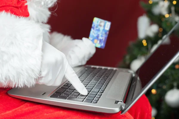 Santa compra por cartão de plástico presente de Natal na Internet — Fotografia de Stock