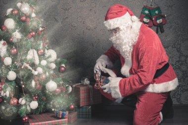 Noel Baba koyarak hediye kutusu ya da mevcut Noel ağacının altında