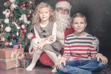 Mutlu çocuk ve Noel Baba ile büyük hediye kutusu