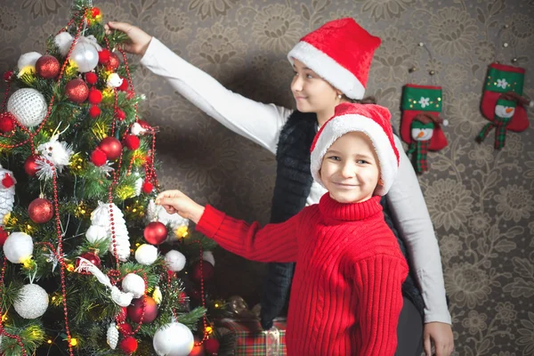 Criança feliz, menino e menina decorando uma árvore de Natal — Fotografia de Stock