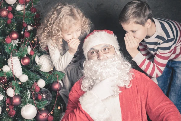 Los niños hablan con Papá Noel sobre la lista de deseos, regalos, noche de Navidad — Foto de Stock