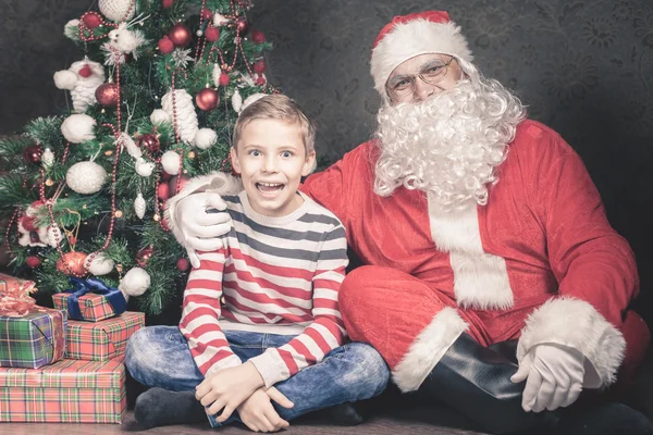 Χριστούγεννα έμπνευση! Ευτυχισμένος σοκαρισμένος αγόρι εκπλαγούμε αν δούμε Santa — Φωτογραφία Αρχείου