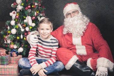 Noel ilham! Mutlu çocuk Santa görmek için sürpriz