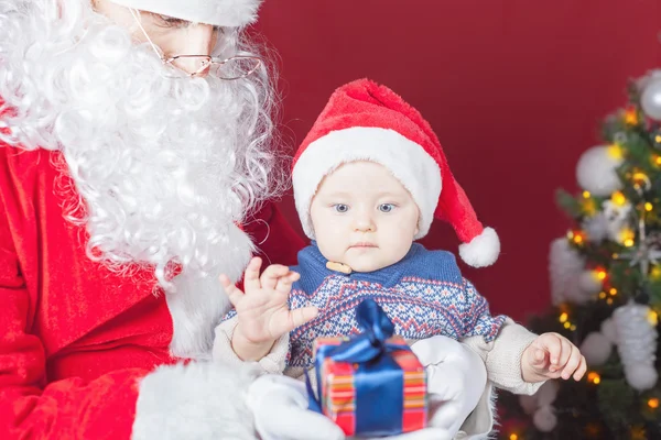 Bebê feliz e Papai Noel com grande presente, caixa de presente — Fotografia de Stock