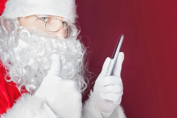 Santa Claus usando un teléfono móvil en Navidad — Foto de Stock