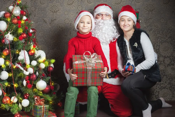 Menino feliz e Papai Noel com grande caixa de presente — Fotografia de Stock