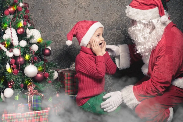 Boże Narodzenie inspiracji! Szczęśliwy zaskoczony chłopak zaskoczony, aby zobaczyć Santa — Zdjęcie stockowe