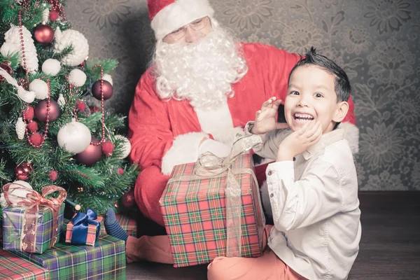 Feliz Natal! Menino feliz e Papai Noel com caixa de presente — Fotografia de Stock