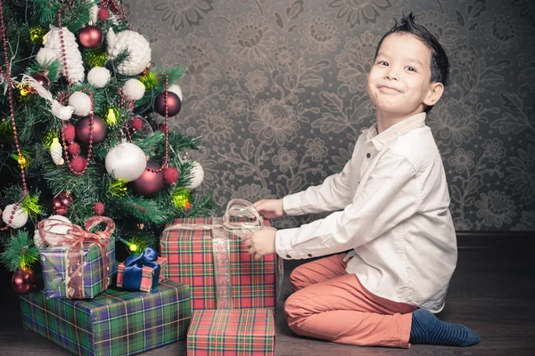 Feliz Natal! menino feliz segurando caixa de presente — Fotografia de Stock
