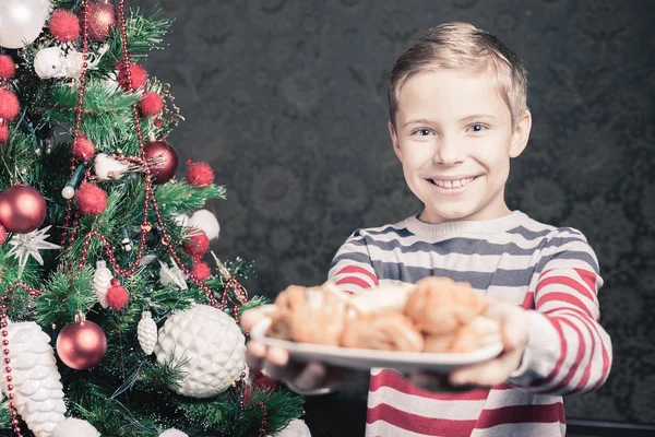 Όμορφο αγόρι, δίνοντας για τα cookies του Αϊ-Βασίλη για τα Χριστούγεννα — Φωτογραφία Αρχείου