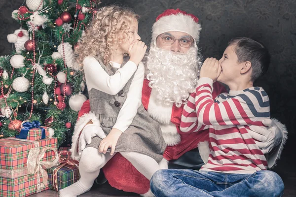 Τα παιδιά μιλούν στον Αϊ-Βασίλη για λίστα επιθυμιών, δώρα, νύχτα Χριστουγέννων — Φωτογραφία Αρχείου