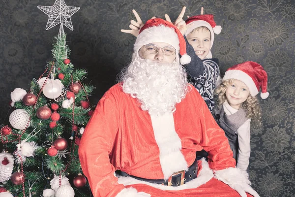 Zabawny rodziny, szczęśliwe dzieci i Santa Claus — Zdjęcie stockowe