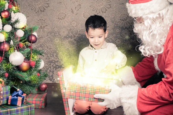 Inspiração de Natal! Feliz garoto chocado surpreso ao ver o Papai Noel — Fotografia de Stock