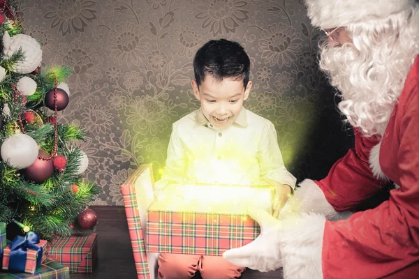 Inspiração de Natal! Feliz garoto chocado surpreso ao ver o Papai Noel — Fotografia de Stock