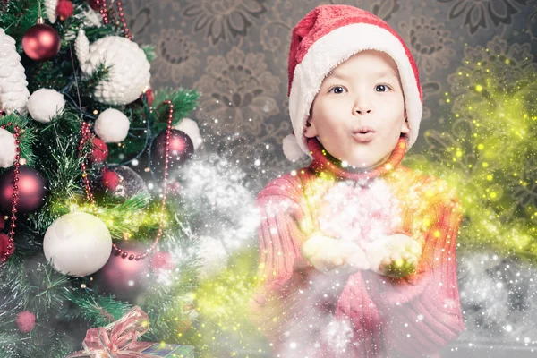 Menino fada soprando fada brilho mágico, poeira estelar no Natal — Fotografia de Stock