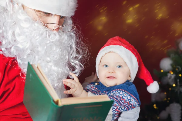 Αϊ-Βασίλη ανάγνωση για μωρό βιβλίο με χριστουγεννιάτικο παραμύθι — Φωτογραφία Αρχείου