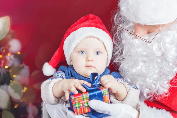 Bebê feliz e Papai Noel com presente, caixa de presente — Fotografia de Stock