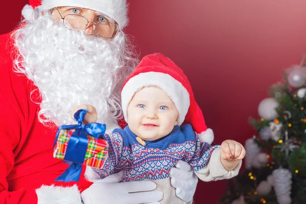 Bebê feliz e Papai Noel com presente, caixa de presente — Fotografia de Stock