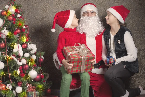 Felice ragazzo e Babbo Natale con grande confezione regalo — Foto Stock