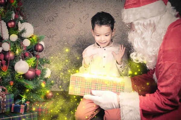 Inspiração de Natal! Feliz garoto chocado surpreso ao ver o Papai Noel — Fotografia de Stock