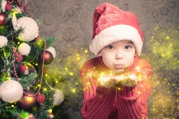 Menino fada soprando fada brilho mágico, poeira estelar no Natal — Fotografia de Stock