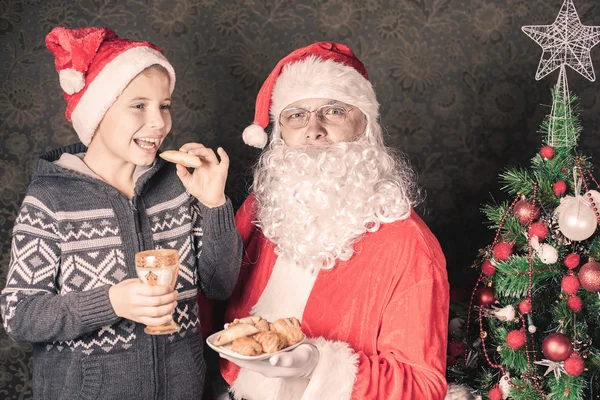 Télapó és vicces fiú a karácsonyi kalács — Stock Fotó