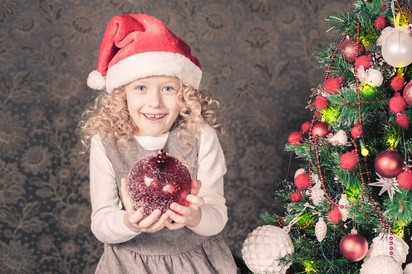 Menina engraçada decorar uma árvore de Natal — Fotografia de Stock