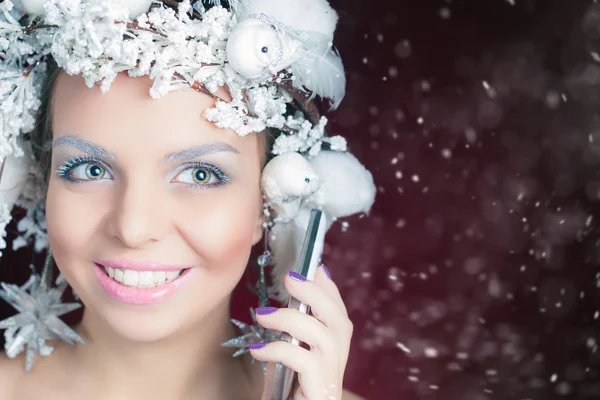 Regina d'inverno con acconciatura magica bianca utilizzando il telefono cellulare — Foto Stock