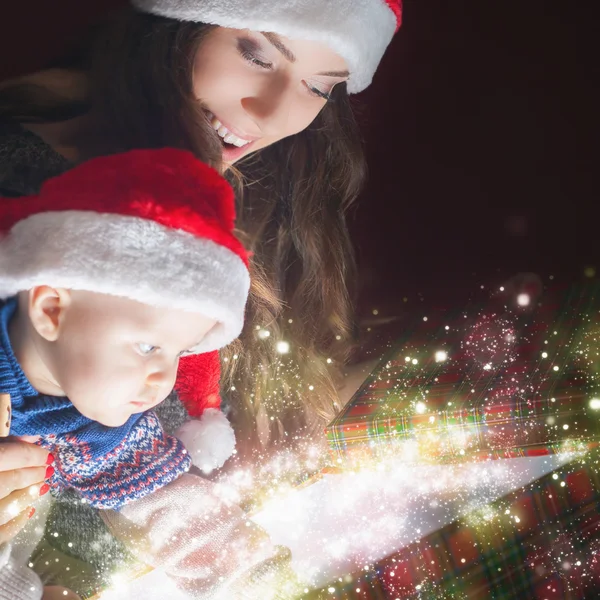 Mamma apre la scatola magica con un regalo per il bambino — Foto Stock