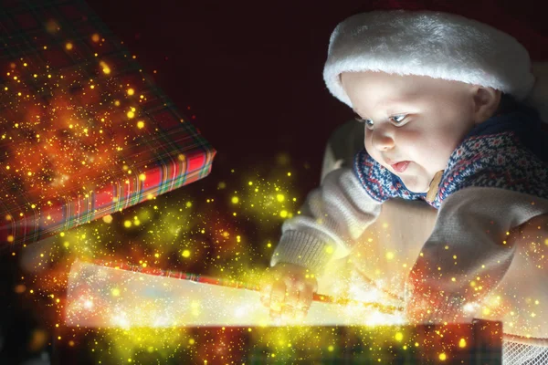 Natal bebê abrindo uma caixa de presente e presente — Fotografia de Stock