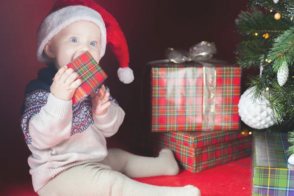 Felice bambino sorpreso in possesso di scatola regalo, regalo, Natale, vigilia — Foto Stock