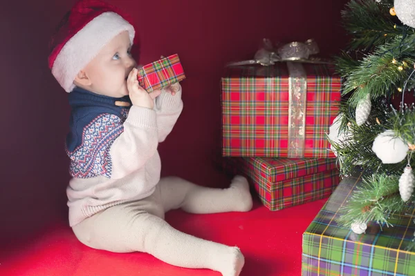 Feliz bebê surpreso segurando caixa de presente, presente, Natal, véspera — Fotografia de Stock