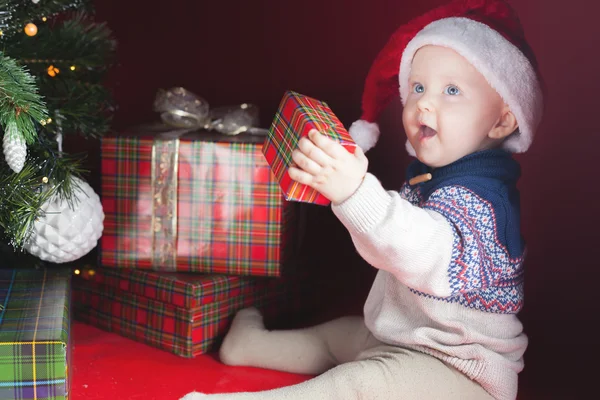 Ευτυχισμένος έκπληκτος κατέχουν το μωρό δώρο πλαίσιο, παρόντες, Χριστούγεννα, παραμονή — Φωτογραφία Αρχείου