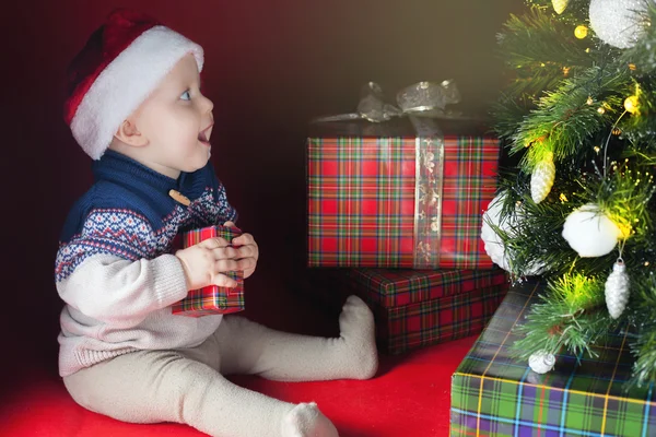 Bebê feliz perto da árvore de Natal decorada com muitos caixa de presente — Fotografia de Stock