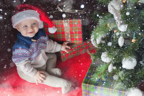 Bebê feliz perto da árvore de Natal decorada com muitos caixa de presente — Fotografia de Stock
