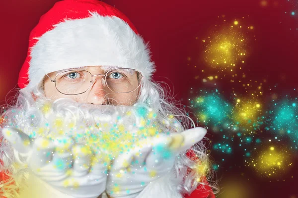 Inverno de Natal com Papai Noel soprando glitter mágico — Fotografia de Stock