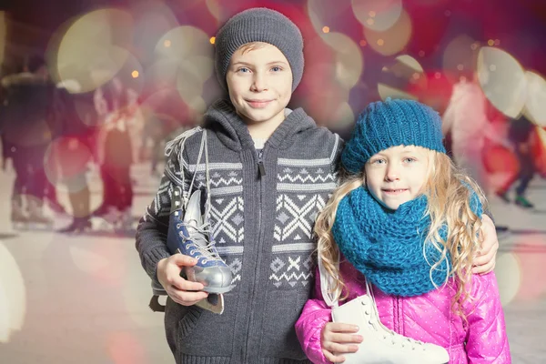 Enfants tenant des chaussures de patins à glace — Photo