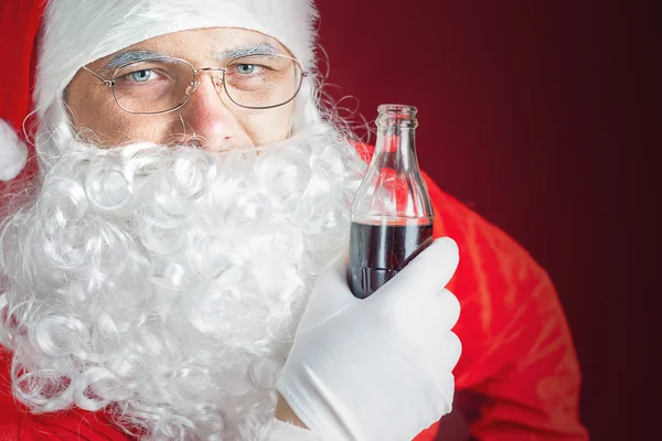Santa Claus holding Coca Cola fresh beverage, Christmas holiday — Zdjęcie stockowe