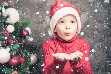 Küçük çocuk Peri Peri büyülü glitter, stardust Noel'de üfleme