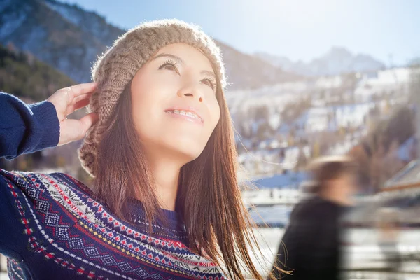 Belleza mujer asiática va a patinar sobre hielo al aire libre —  Fotos de Stock