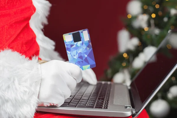 Santa compra por cartão de plástico presente de Natal na Internet — Fotografia de Stock
