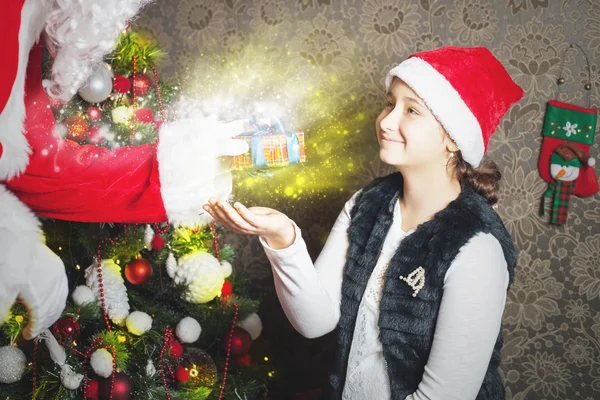 Menina feliz e Papai Noel com caixa de presente — Fotografia de Stock