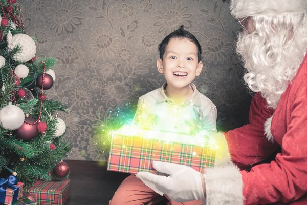 Inspiração de Natal! Feliz garoto chocado surpreso ao ver o Papai Noel — Fotografia de Stock