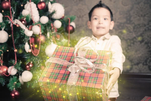 Ευτυχής multiraceal αγόρι που κατέχουν ένα μεγάλο δώρο κουτί, τα Χριστούγεννα — Φωτογραφία Αρχείου