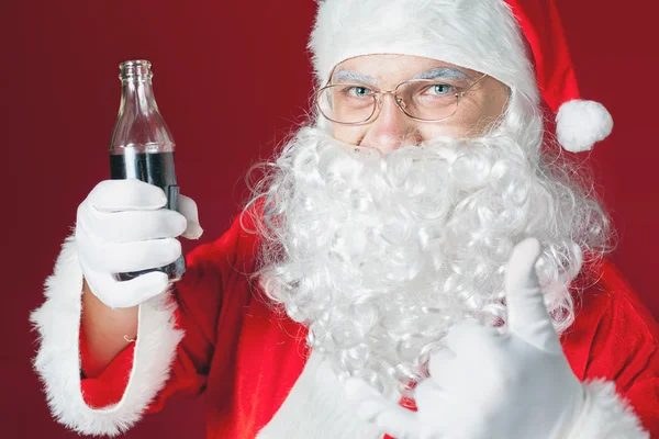 Santa Claus holding Coca Cola fresh beverage, Christmas holiday — Stock Photo, Image