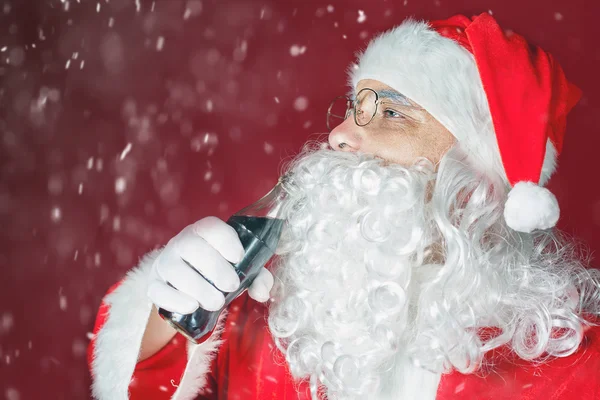 Santa Claus holding Coca Cola fresh beverage, Christmas holiday — Zdjęcie stockowe