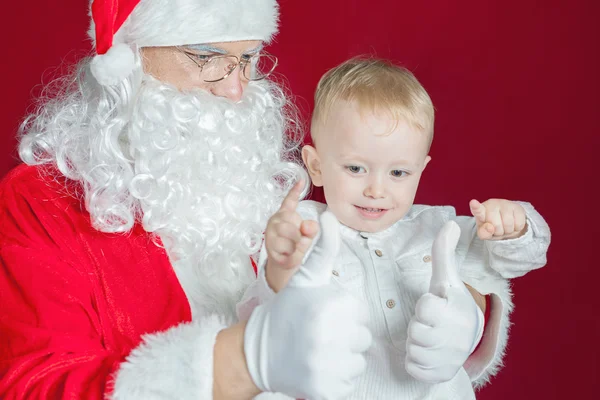 Kleiner Junge und Weihnachtsmann im Weihnachtsurlaub — Stockfoto