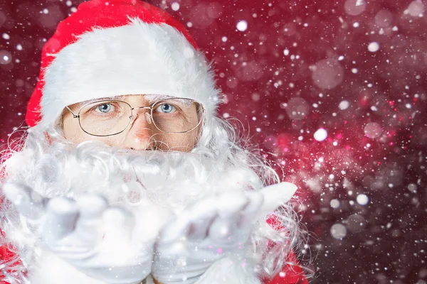 Invierno de Navidad con Santa Claus soplando brillo mágico, nieve — Foto de Stock